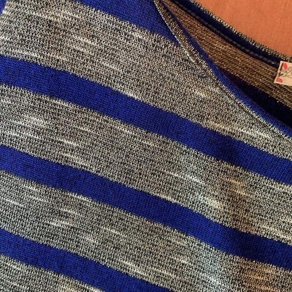 5/$20 BUNDLE 🎈 Lightweight silver and blue shapely knit blouse box 13 - Picture 8 of 8